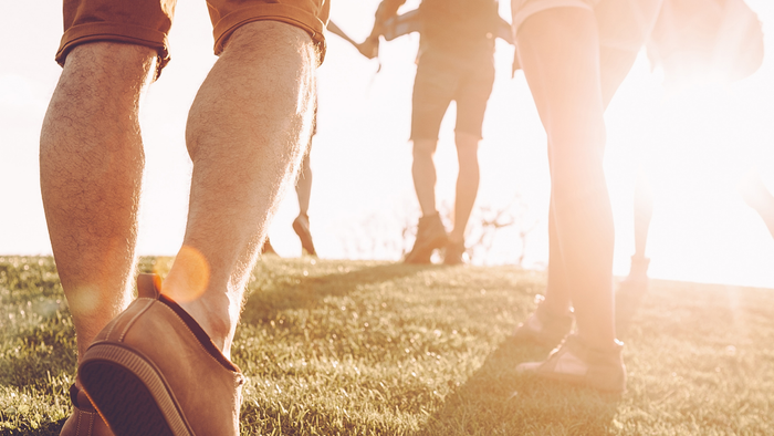 Einige Menschen joggen im Freien bei Sonnenlicht.