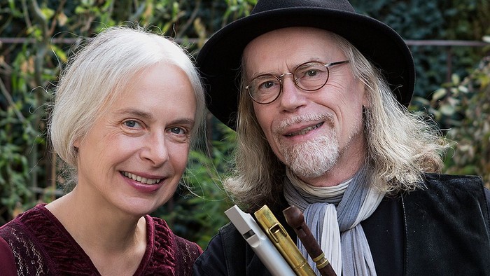 Auf dem Foto sind Ulrike und Claus von Weiß zu sehen mit drei Flöten in der Hand