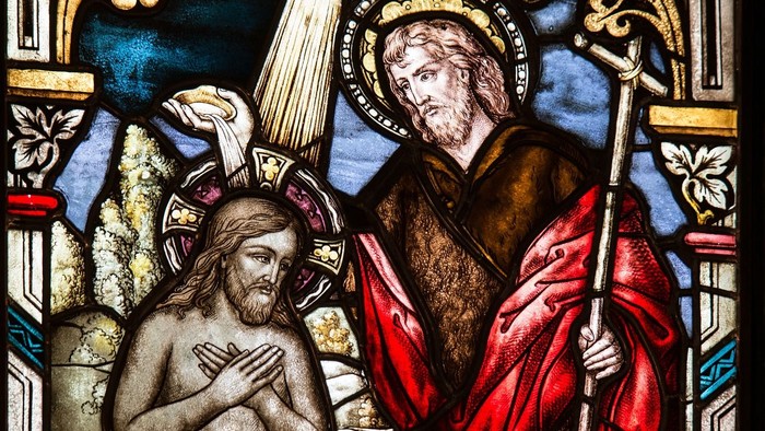 Das Kirchenfenster zeigt Jesus und einen Mann in roter Robe mit Stab