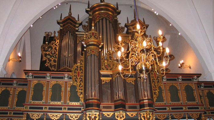 Kirkes indre med orgel og kandelier