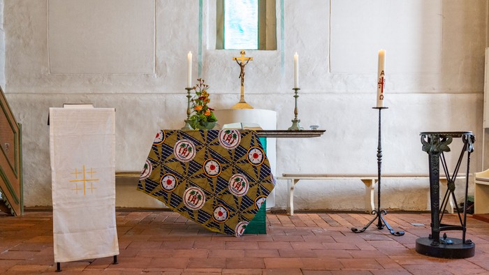 Der Altar der Dorfkirche Alt-Staaken mit dem Altartuch aus Tansania