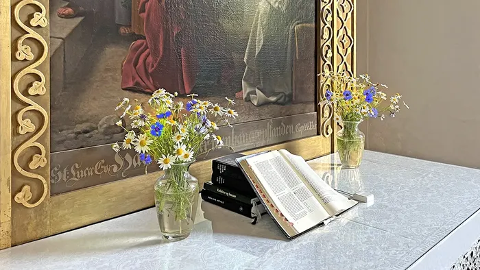 Alter med blomster og bibel i Blistrup Kirke