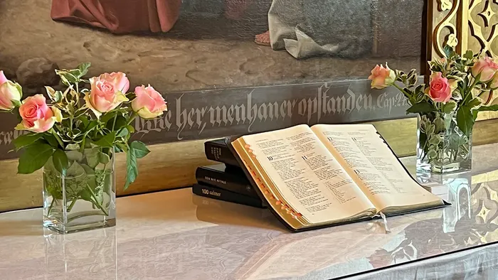 Alter ed åben bibel i Blistrup Kirke