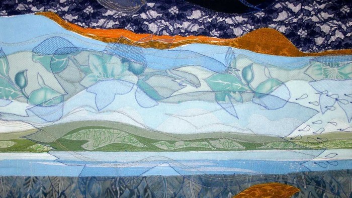 Billedet forestiller en landskabslig scene med bjerge og vand, malet i blå og grønne farver.