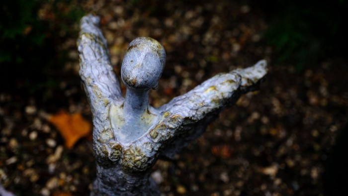 Englefigur fra grav på Herstedvester Kirkegård.