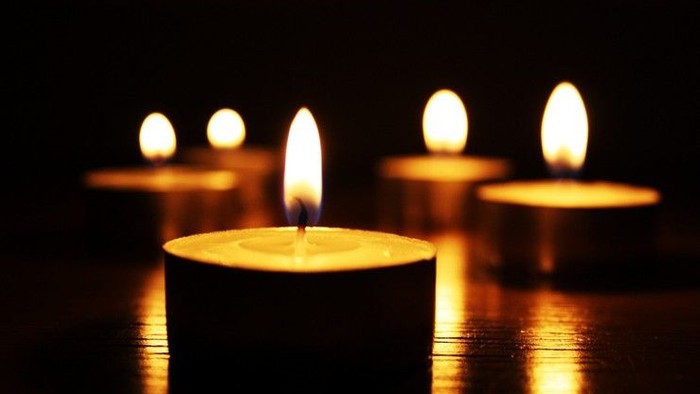 Firelyse på mørk bordsplade