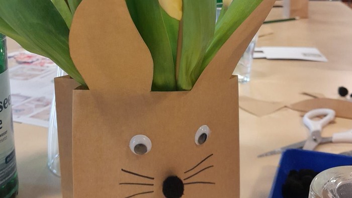 Ein Bastelprojekt aus Papier mit Blumen als Ohren.