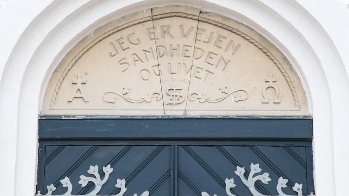 Dørene til en kirke med indskrift: 