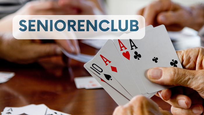 Senioren spielen Karten in einem Club