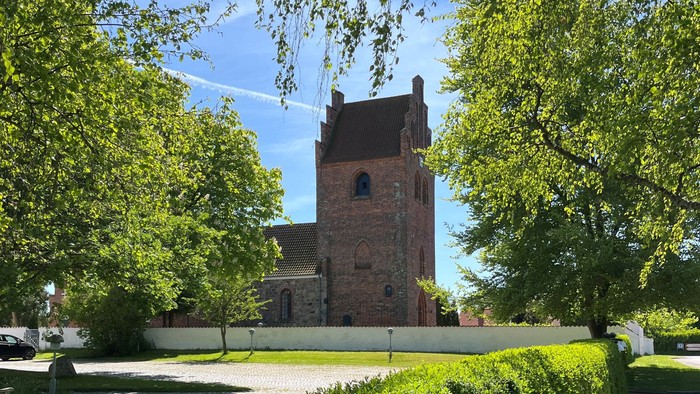 En grøn have med en kirke i midten