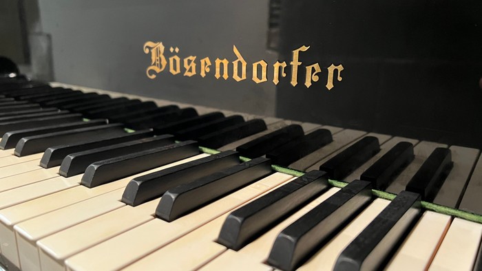 Ein Bösendorfer-Flügel mit schwarzen und weißen Tasten