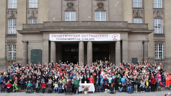 800+ Menschen, die vor dem Rathaus Schöneberg für ein Foto posieren
