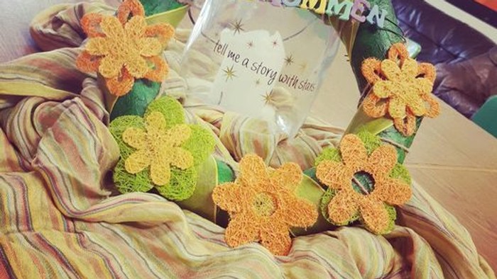 Ein Geschenkkorb mit Blumen und einer Karte, die 