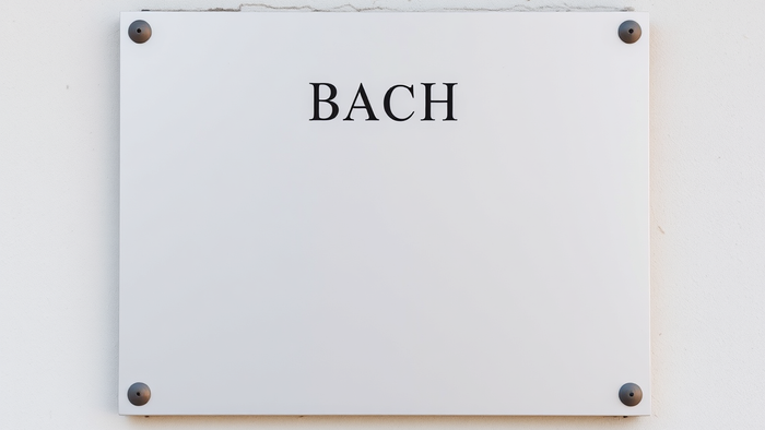 Weißes Schild mit der Aufschrift