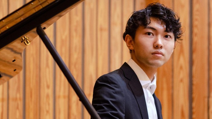 Der Pianist Shuri Soga am Flügel