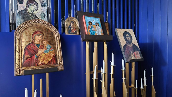 Billedet viser religiøse ikoner og lygter på blå vegn
