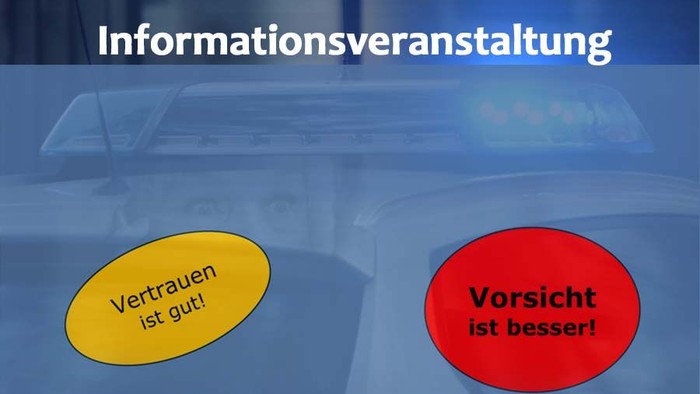 Ein Polizeifahrzeug mit Hinweisschildern