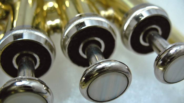 Ventilknöpfe eines Blechblasinstrumentes in der Nahaufnahme