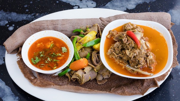 En ret med brød, kød og suppe på en plate