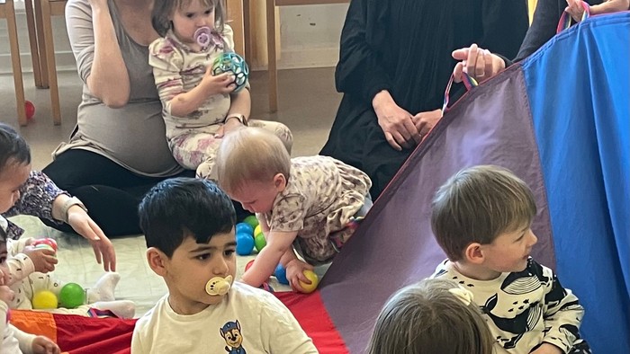 Legestue foto med børn_tilladt på SoMe