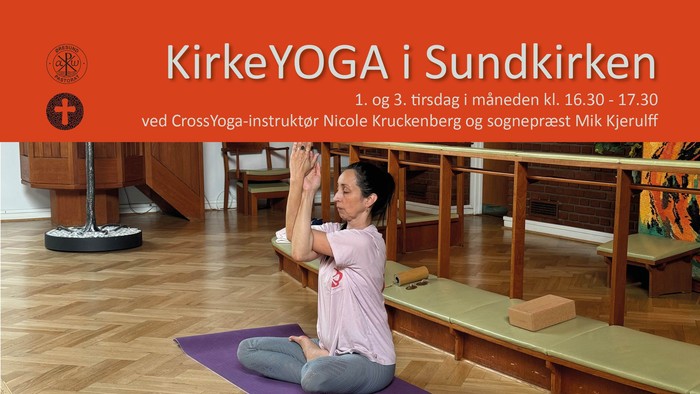 Kvinde udfører yoga på mats i sundkirke med instruktør Nicole Kruckenberg.