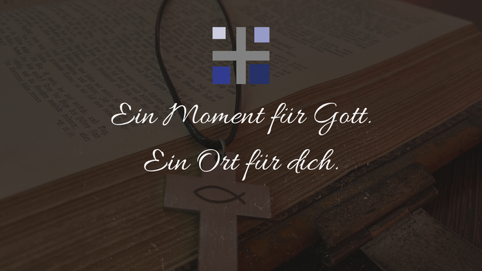 Eine ruhige Kirchenbank mit einer geöffneten Bibel und einem Kreuz, die deutschen geistlichen Text zeigt.