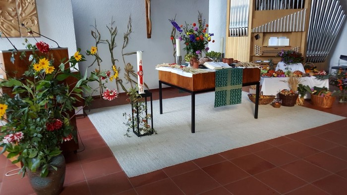 Kirchenaltar mit Blumen und Kerzen