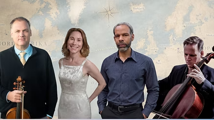 Ein Quartett von Musiker:innen, das mit Streichinstrumenten vor einem vintagefarbenen Weltkarten-Hintergrund posiert.