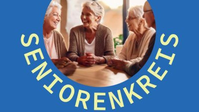 Seniorenkreis: Gruppe älterer Menschen trifft sich zum Gespräch