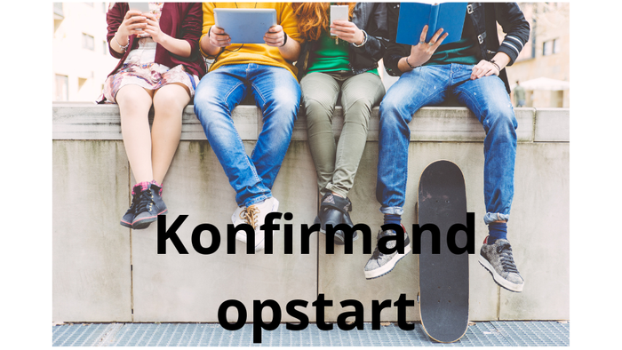 En gruppe unge mennesker, der sidder på trapper med enheder, og fejrer konfirmation med et skateboard i nærheden.