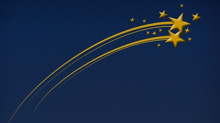 Gul stjerneskud mod mørkblå himmel