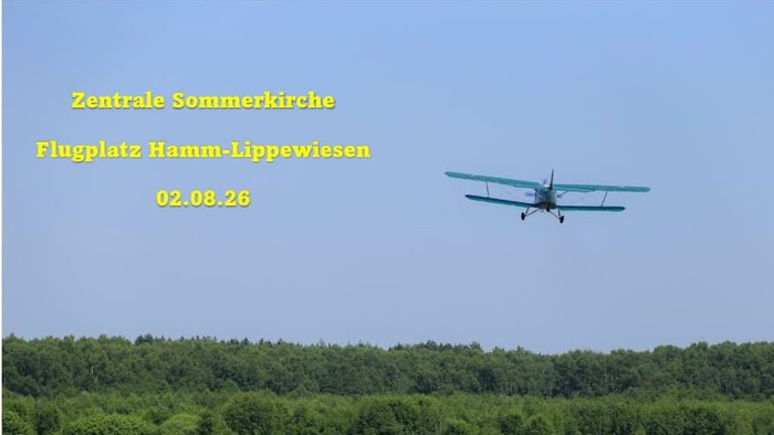 Kleines Flugzeug, das über ein grünes, bewaldetes Feld unter einem klaren blauen Himmel fliegt, mit Texteinblendung.