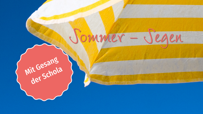 Ein gestreifter Strandschirm mit dem Text *„Sommer – Segen“* und einem roten Abzeichen mit der Aufschrift *„Mit Gesang der Schola“*.