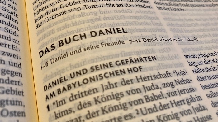 Nahaufnahme einer deutschen Bibel mit dem Inhaltsverzeichnis und Text des Buches Daniel.