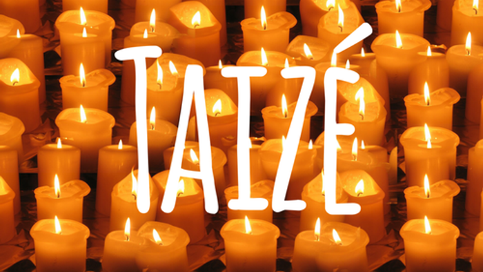 Hell erleuchtete Kerzen formen das Wort „TAIZÉ“ in einer warmen, leuchtenden Anordnung.