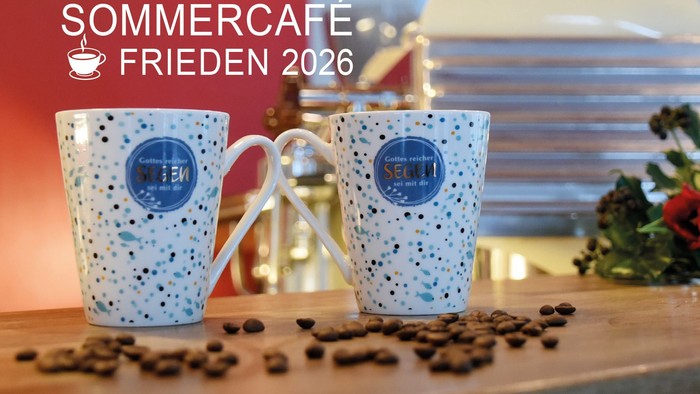 Zwei gesprenkelte Becher mit „SEKEL“-Aufdruck, Kaffeebohnen und ein festliches „Sommercafé Frieden 2026“-Banner im Hintergrund.