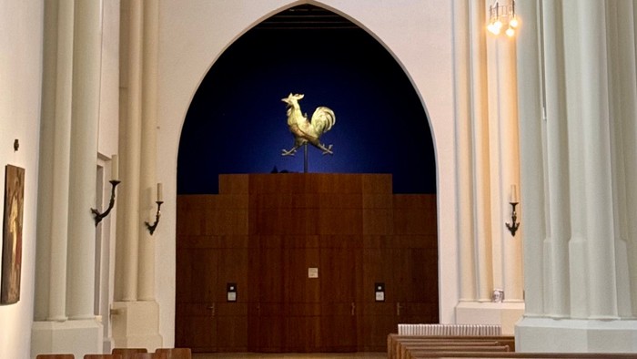 Innenraum einer Kirche mit Orgel und Kirchenbänken