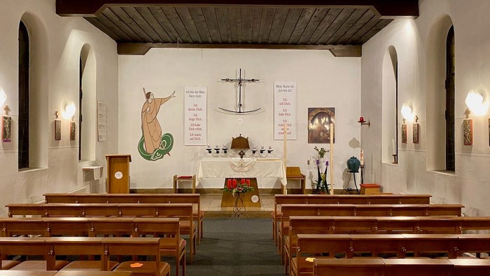 Kleine Kirche mit Holzbanken und Altarraum