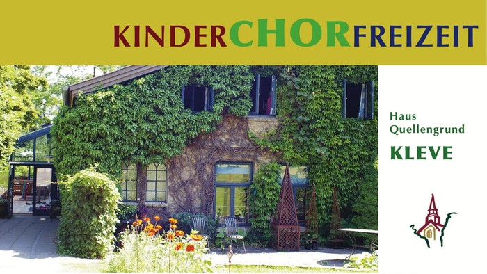 Das Bild zeigt ein Haus mit üppigem Grün und Blumen, mit der Aufschrift 