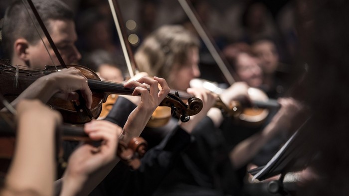 Musizierende Menschen mit Geigen