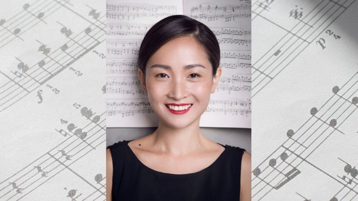 Yao Yue mit Notenlinien als Hintergrund
