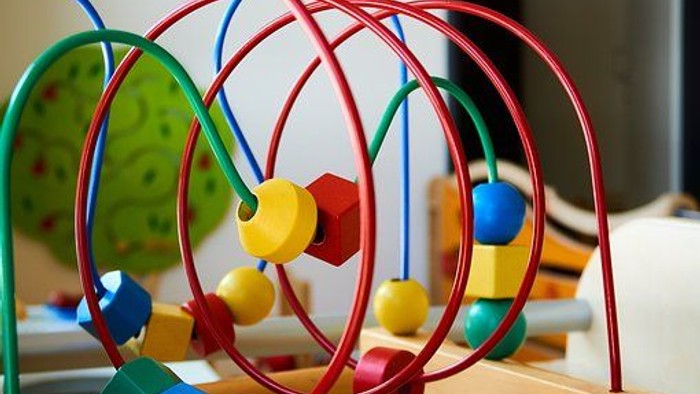 Ein Spielgerät mit bunten Perlen für Kleinkinder in der Krabbelgruppe. 