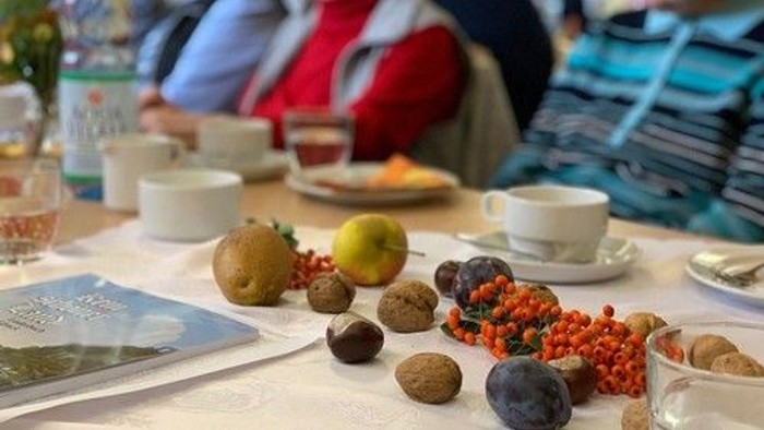 Ein Tisch mit verschiedenen Früchten, Gewürzen und Gläsern während eines geselligen Beisammenseins oder einer Vorbereitung.