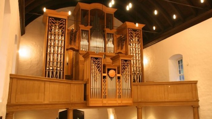 Große Kirchenorgel mit filigranem Design und mehreren Registern.
