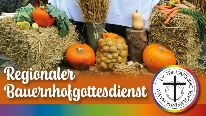 Eine festliche Erntedankausstellung mit saisonalen Produkten und Heu, beschriftet für einen regionalen Bauernkirchengottesdienst.