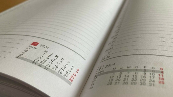 Offener Kalender mit Jahresübersicht für 2024