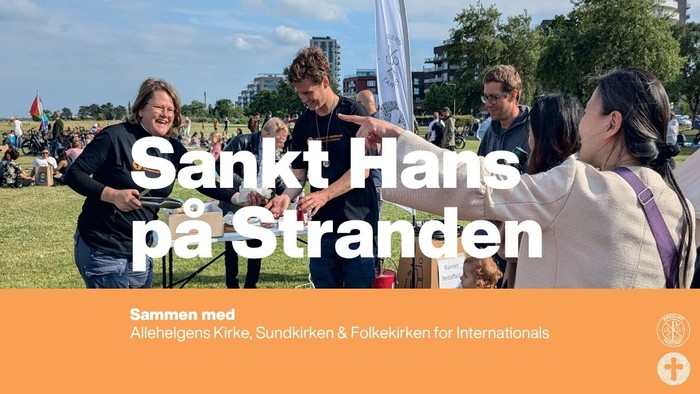 Folk fejrer Sankt Hans på Stranden-arrangementet med kirkepartnere ved en festlig udendørs sammenkomst.