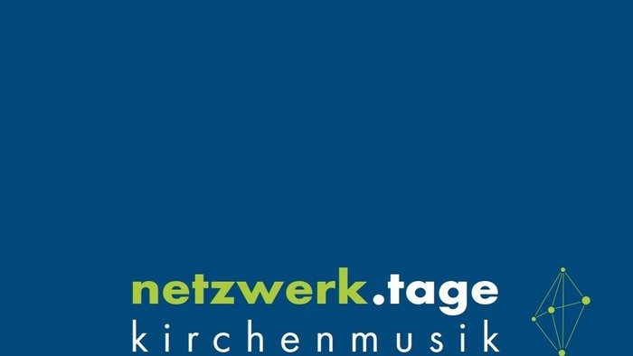 Schriftzug Netzwerktage Kirchenmusik in den Farben Grün und Weiß vor blauem Hintergrund