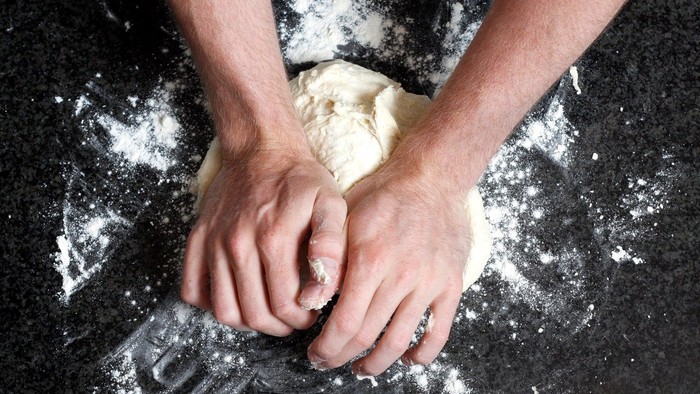 Hænder koger tegn med blødt dough på flødesk.