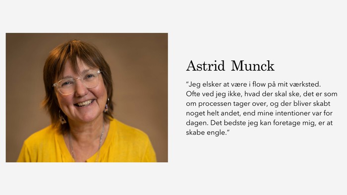 Kvinde i gult trøje med citat fra Astrid Munck
